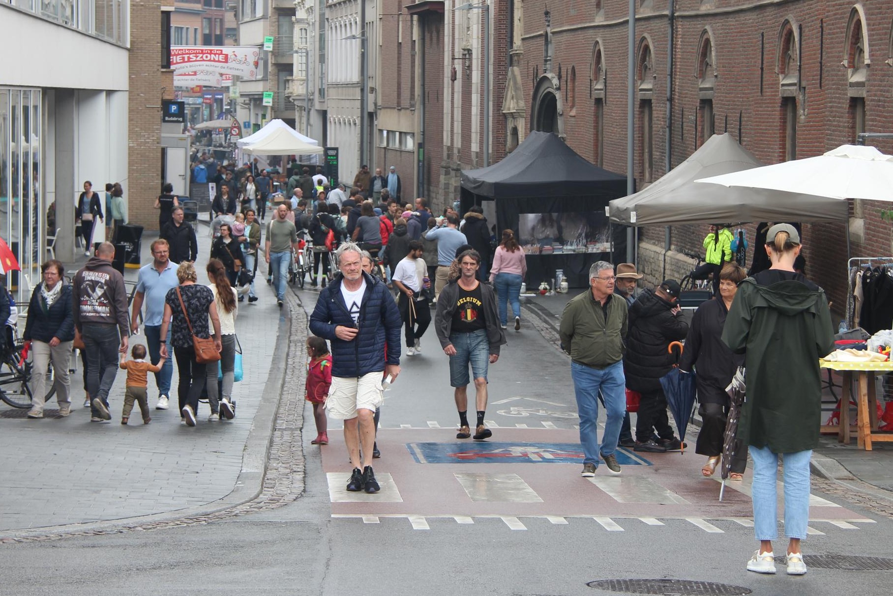 Regen Zorgt Voor Tegenvallende Opkomst Voor Rommelmarkt Op Sinksen