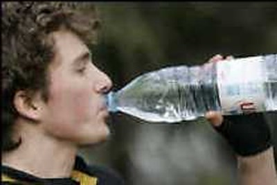 Van Fles Drinken Doet Water Naar Riool Ruiken Het Nieuwsblad Mobile