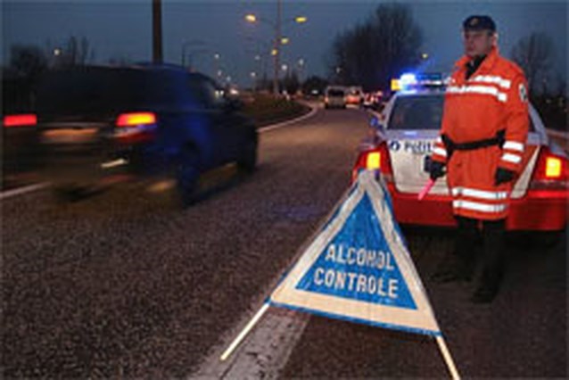 Met autolichten waarschuwen voor controles is strafbaar