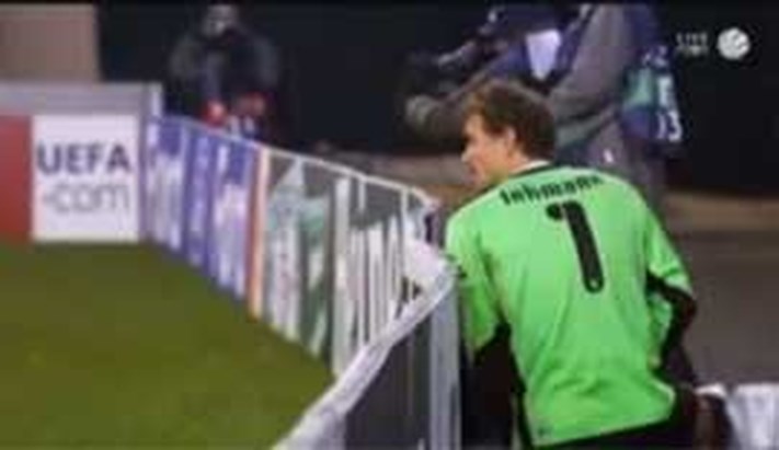 Video Doelman Jens Lehmann Maakt Een Plasje Tijdens Wedstri Het Nieuwsblad Mobile