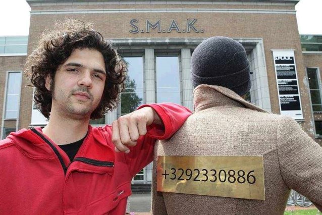 Kunstenaarsduo hangt stiekem eigen werk in SMAK