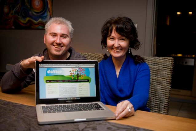 Zus begint datingsite om gehandicapte broer aan liefje te helpen