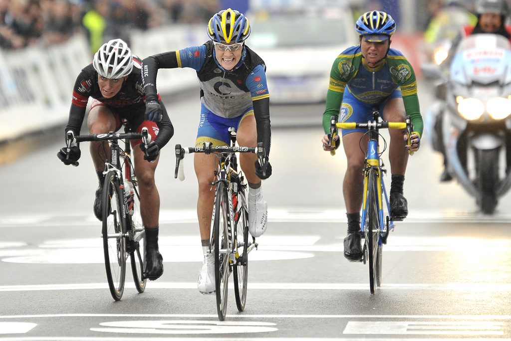 Doortocht wielerwedstrijd Omloop Het Nieuwsblad voor dames ...
