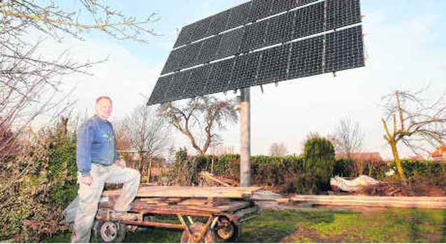 Impenaar zet enorme toren van zonnepanelen in tuin (Lede) Het Nieuwsblad