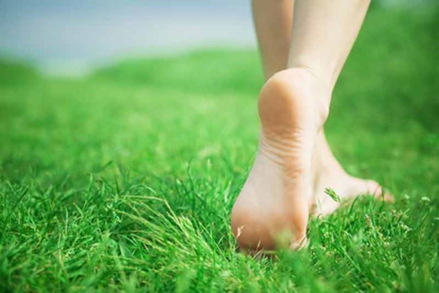 Blootsvoets in gras wandelen maakt gelukkig