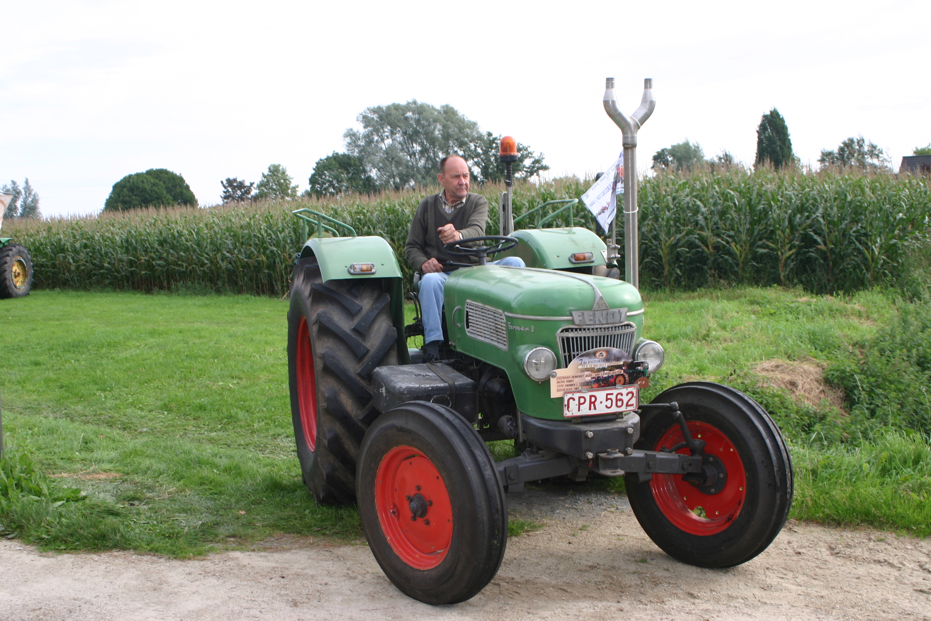 Oldtimer tractoren reden rond Wetteren (Wetteren) | Het Nieuwsblad