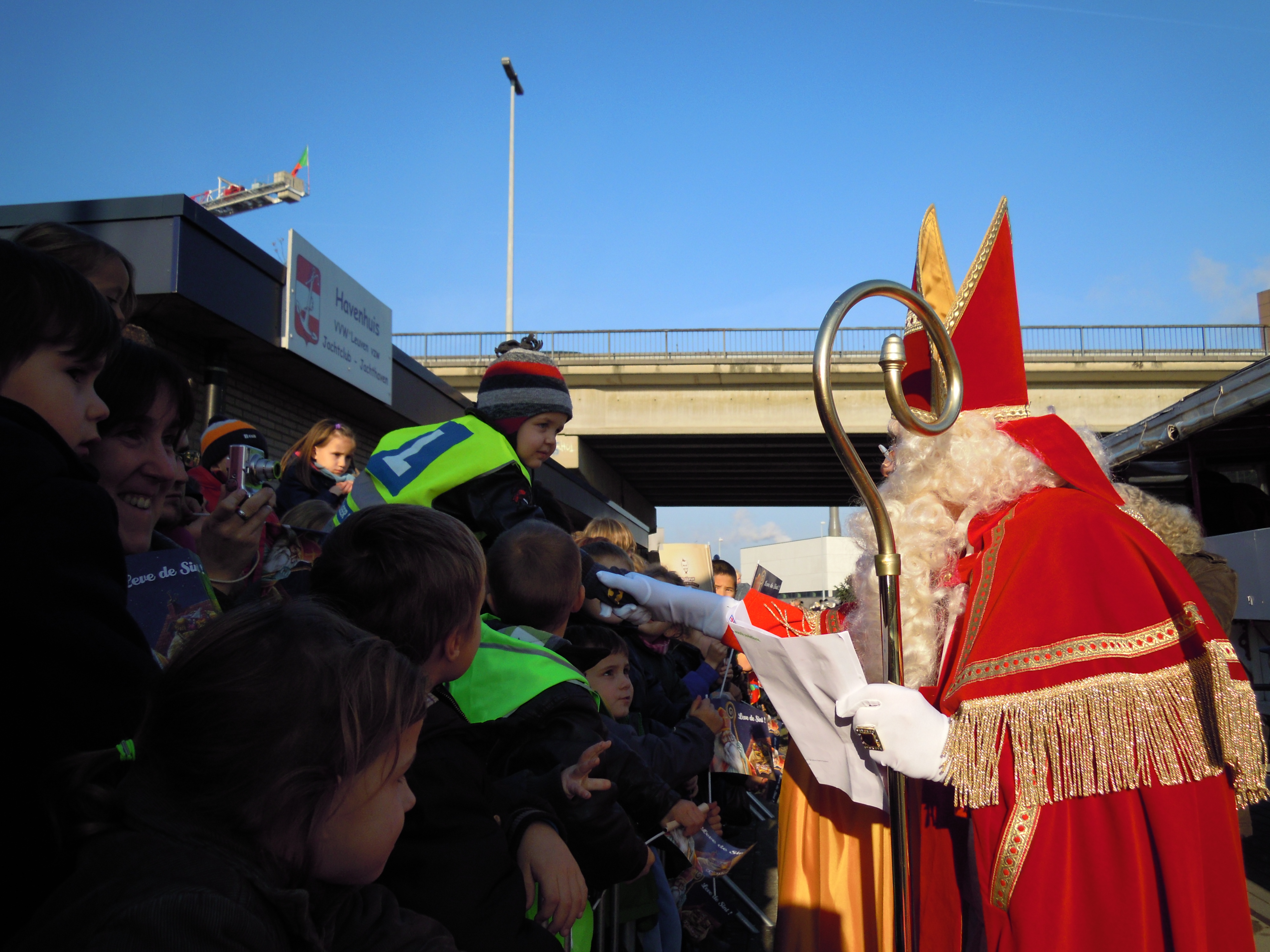 Sint krijgt warm welkom in Leuven (Leuven) Het Nieuwsblad Mobile foto foto