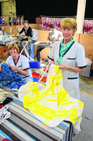 Martine En Mauricette Naaien 1 700 Kostuums Brugge Het Nieuwsblad