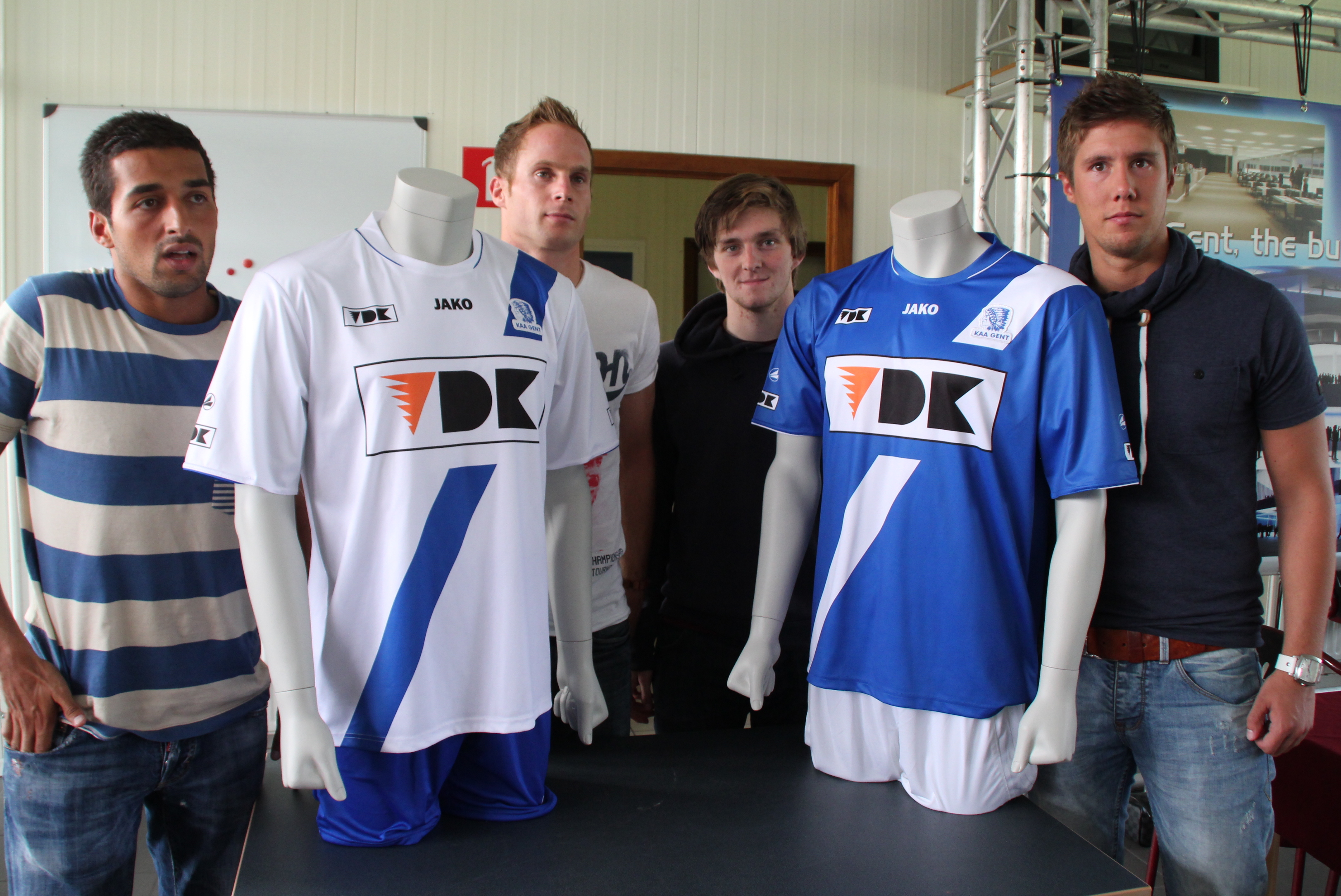 KAA Gent stelt nieuwe spelers en nieuwe uitrusting voor ...