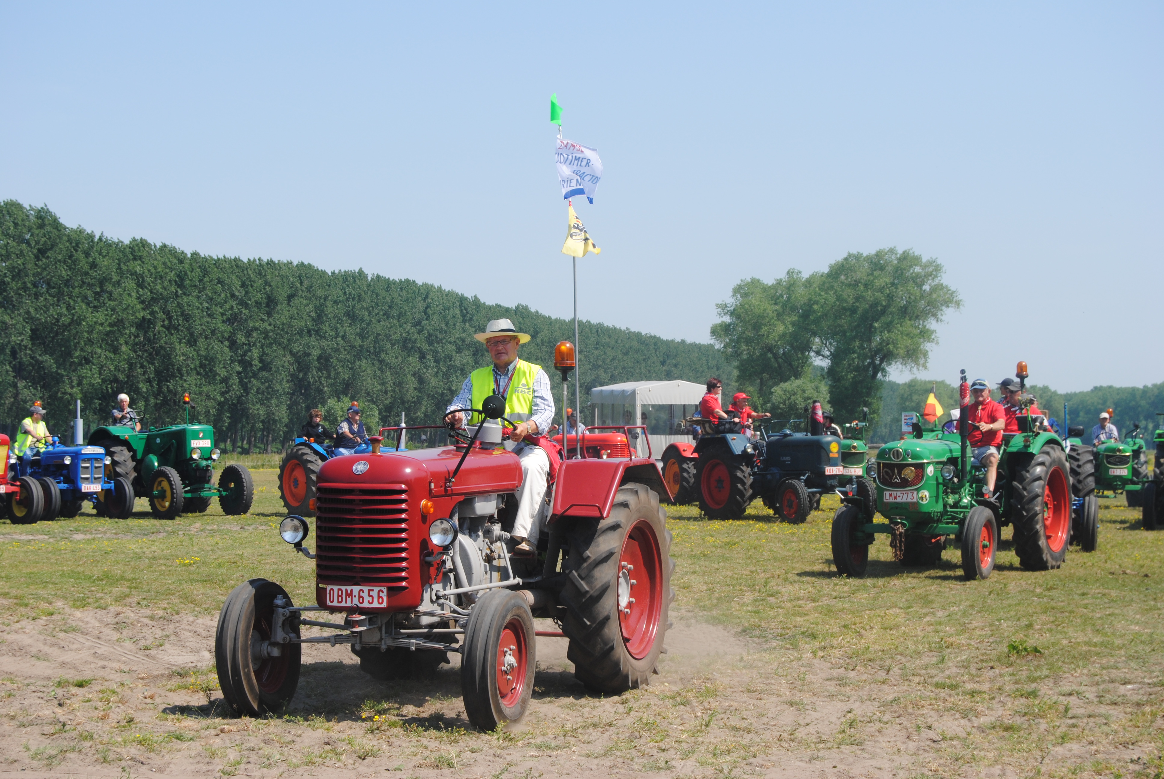 Rondrit voor oldtimer tractoren (Damme) - Het Nieuwsblad