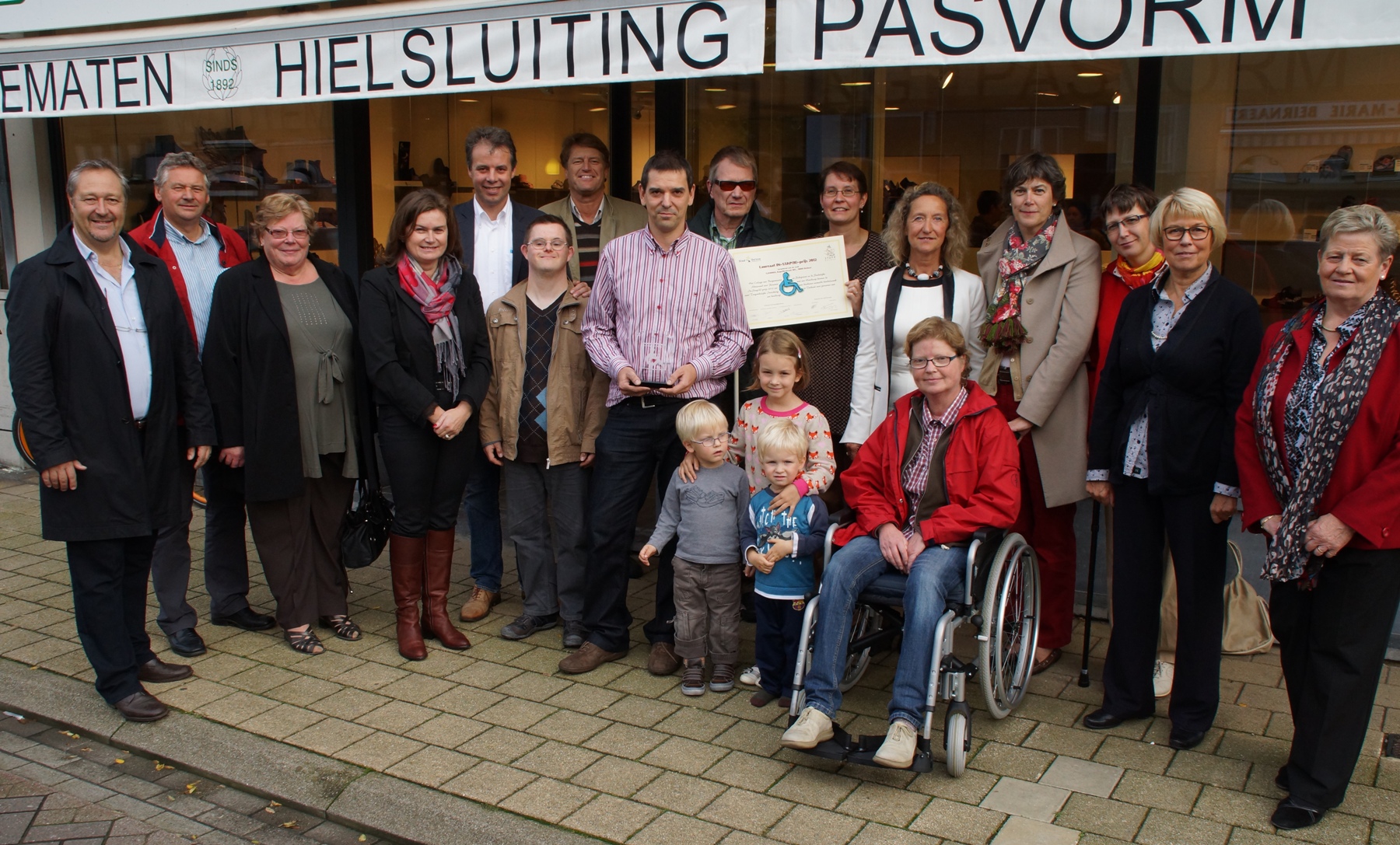 FOTO. Gamma en Schoenen Heleu winnen Instap(h)-prijs 2012 (Deinze) | Het  Nieuwsblad Mobile