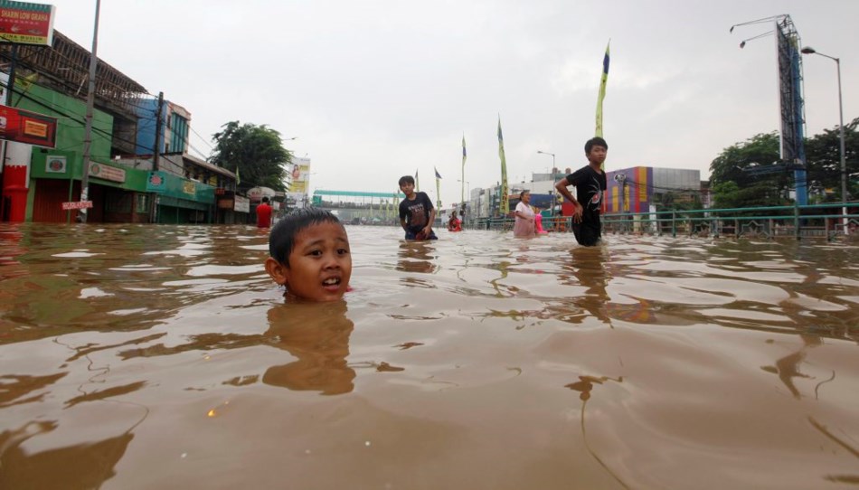 Сонник затопило водой. Наводнение в Индонезии. Джакарта уходит под воду. Наводнение в Индонезии сейчас. Джакарта затопление.