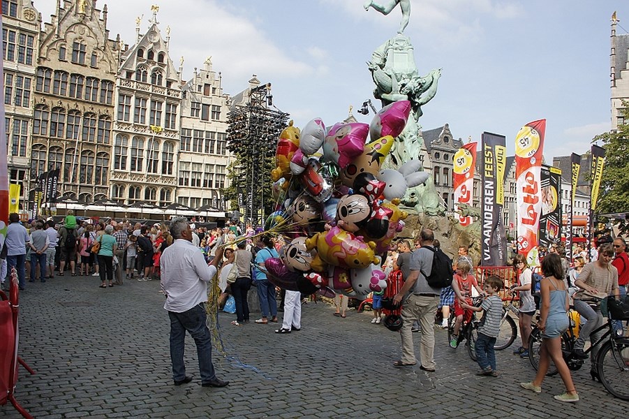 FOTO. Groot volksfeest voor 11 juli op Grote Markt ...