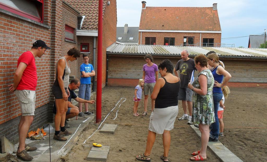 Leerkrachten En Ouders Bouwen Kinderspeeltuin (Mol) - Het Nieuwsblad