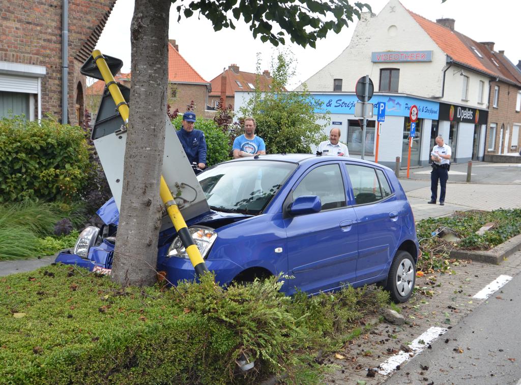 Wagen Knalt Tegen Verlichtingspaal (Veurne) | Het Nieuwsblad