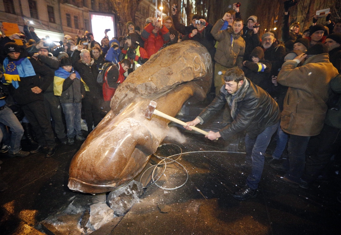 Demonstranten slopen Lenin-standbeeld in Kiev - Het Nieuwsblad