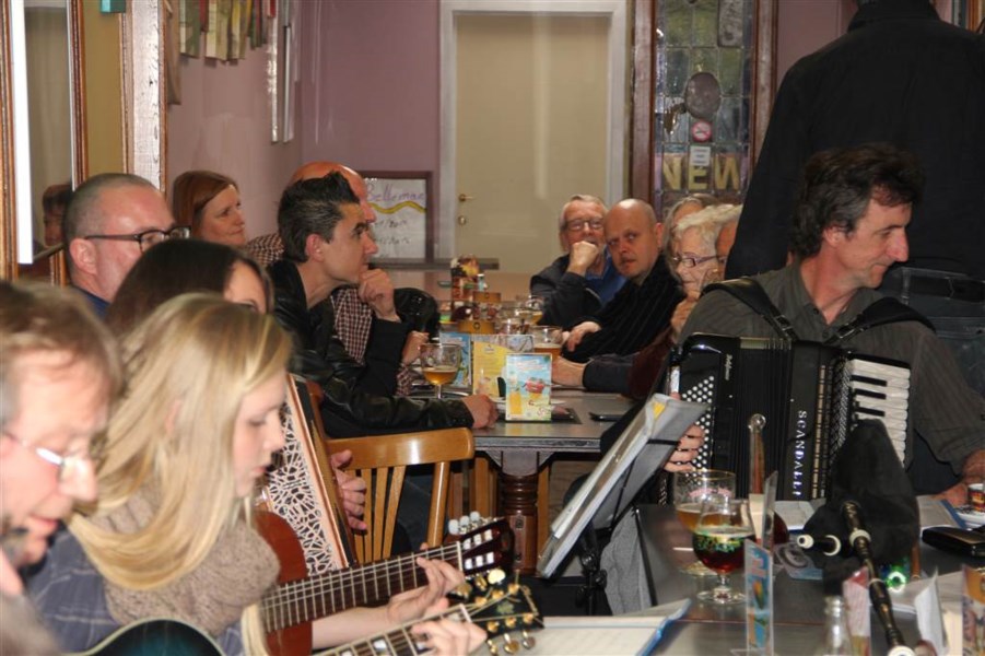 VIDEO.FOTO. Een gezongen mes zonder pastoor maar met veel am&hellip; (Ninove