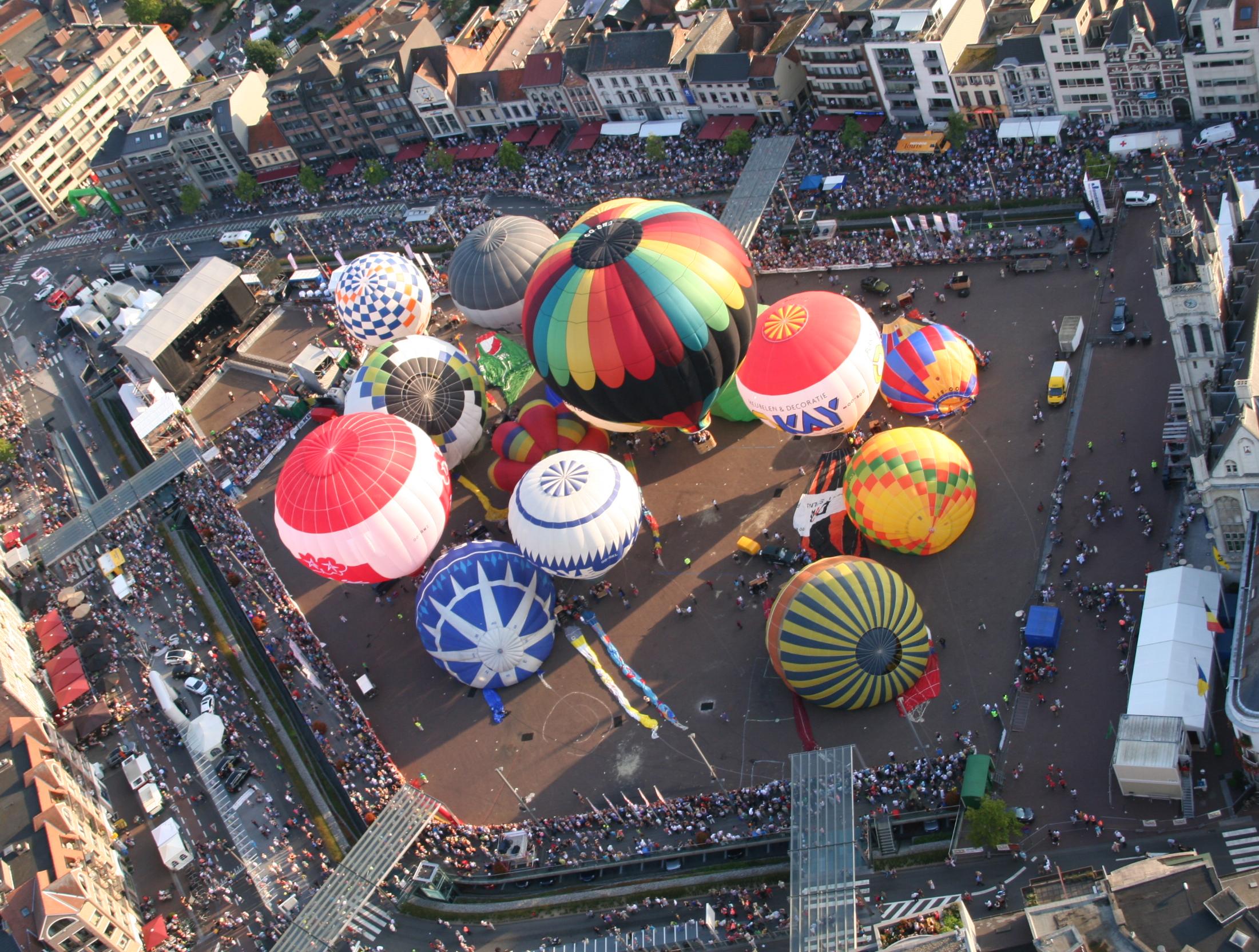 Ballonnen kleuren de hemel op vredefeesten sint niklaas het nieuwsblad