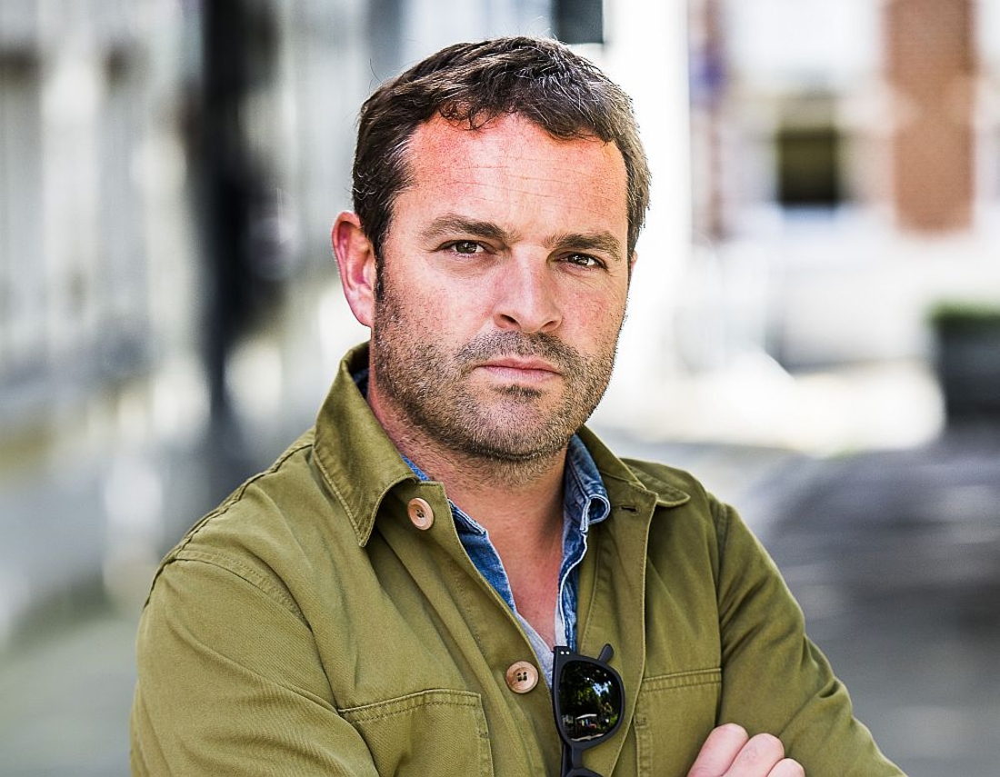 Tvtip Adriaan Van den Hoof op zoek naar ‘Normale Mensen