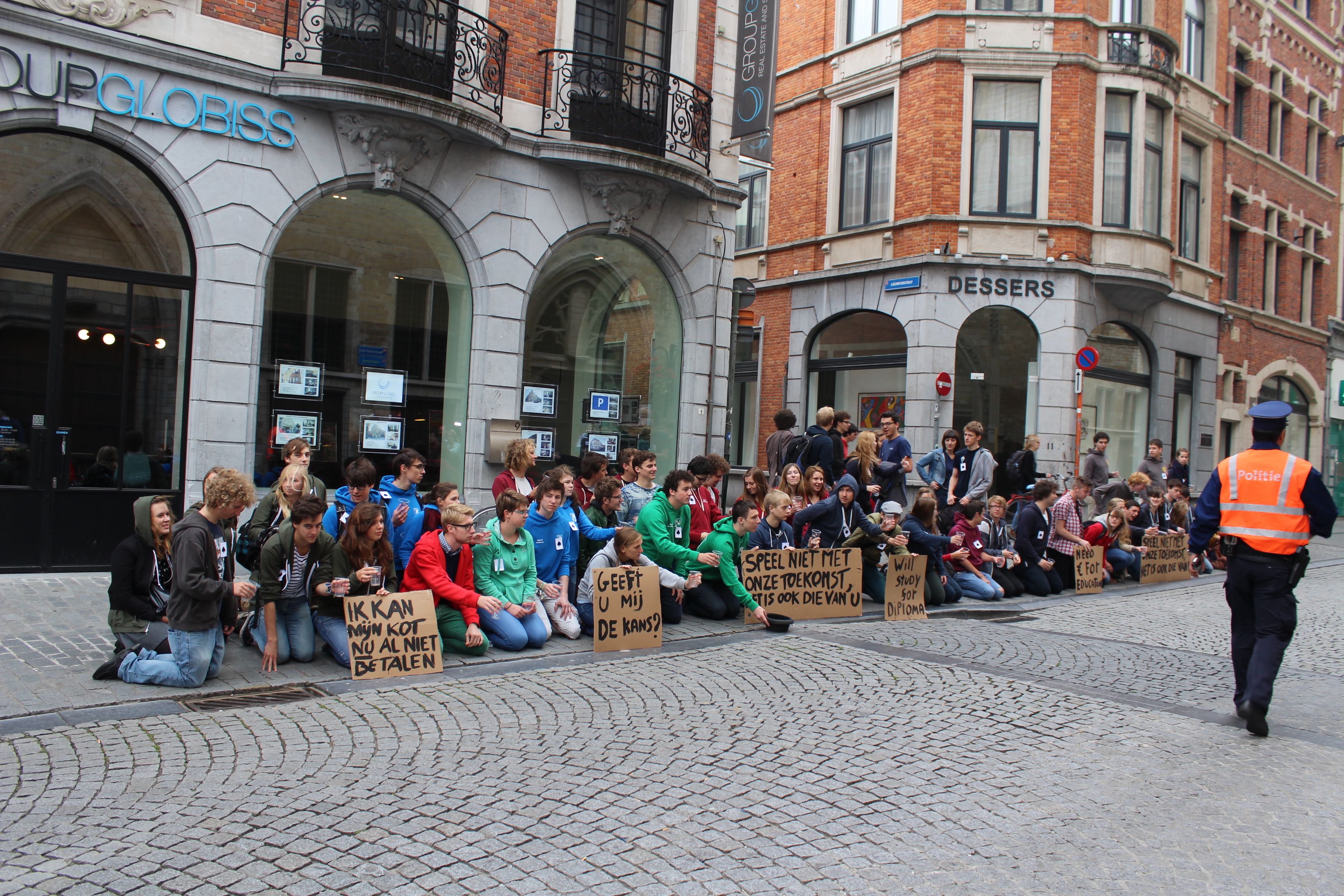 Studenten Protesteren Tijdens Stoet Tegen Besparing Hoger On... (Leuven ...