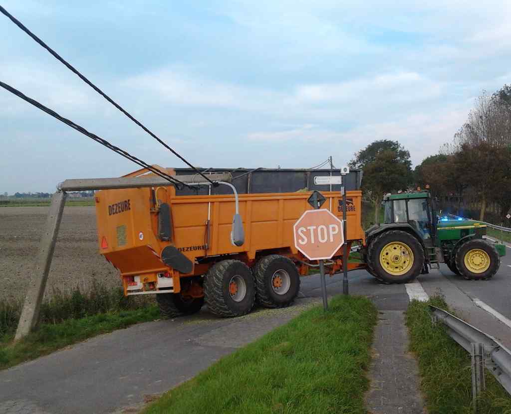 Tractor Rijdt Tegen Elektriciteitspaal (Diksmuide) - Het Nieuwsblad