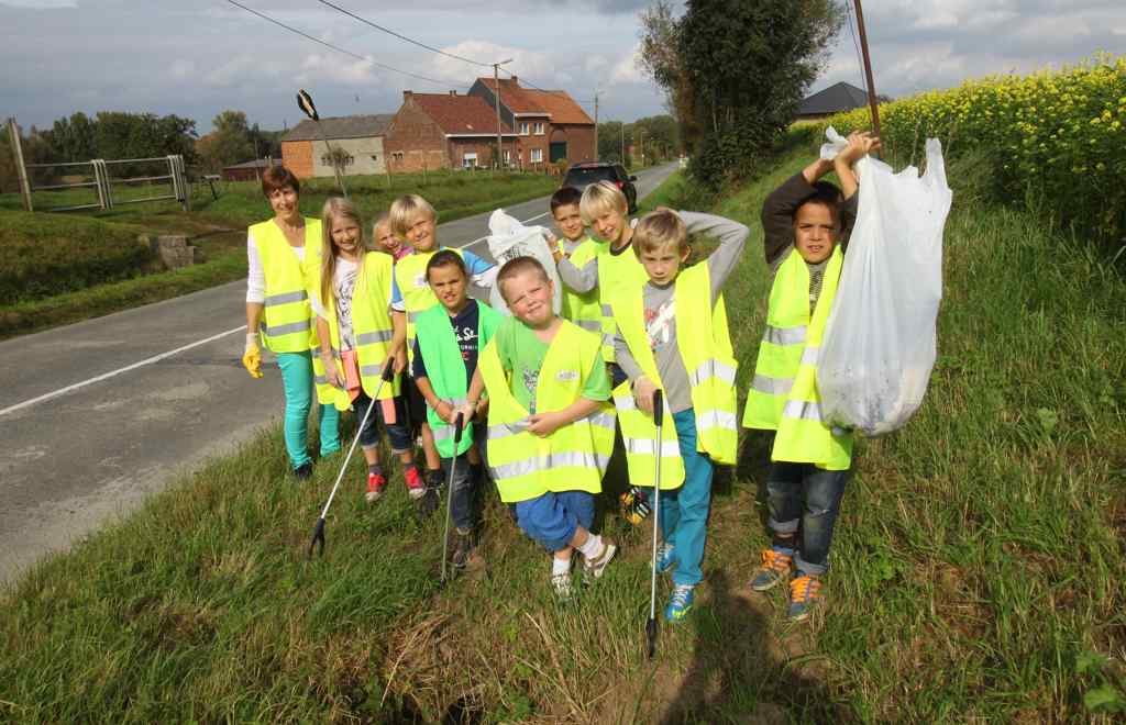 Spring in 't Veld ruimt bermen op (Pepingen) | Het Nieuwsblad