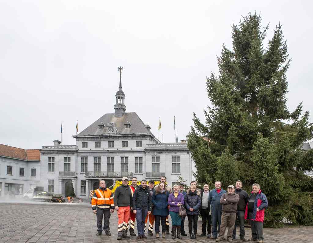 Markt Heeft 13 Meter Hoge Kerstboom Ronse Het Nieuwsblad