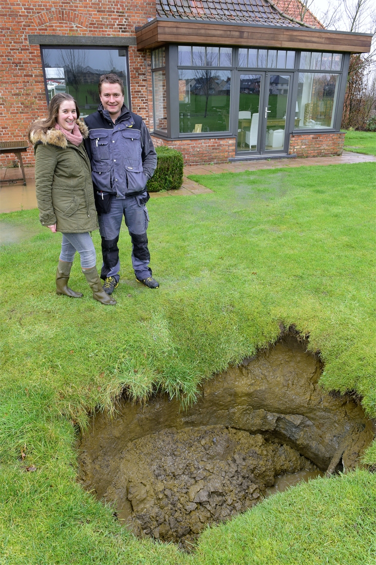 Put in tuin kelder onder water door verstopte afvoerbuizen (Moorslede