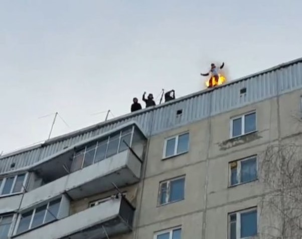 pk Waarschuwing vertrekken Gekke Rus springt van 30 meter hoog gebouw terwijl hij in brand staat | Het  Nieuwsblad Mobile