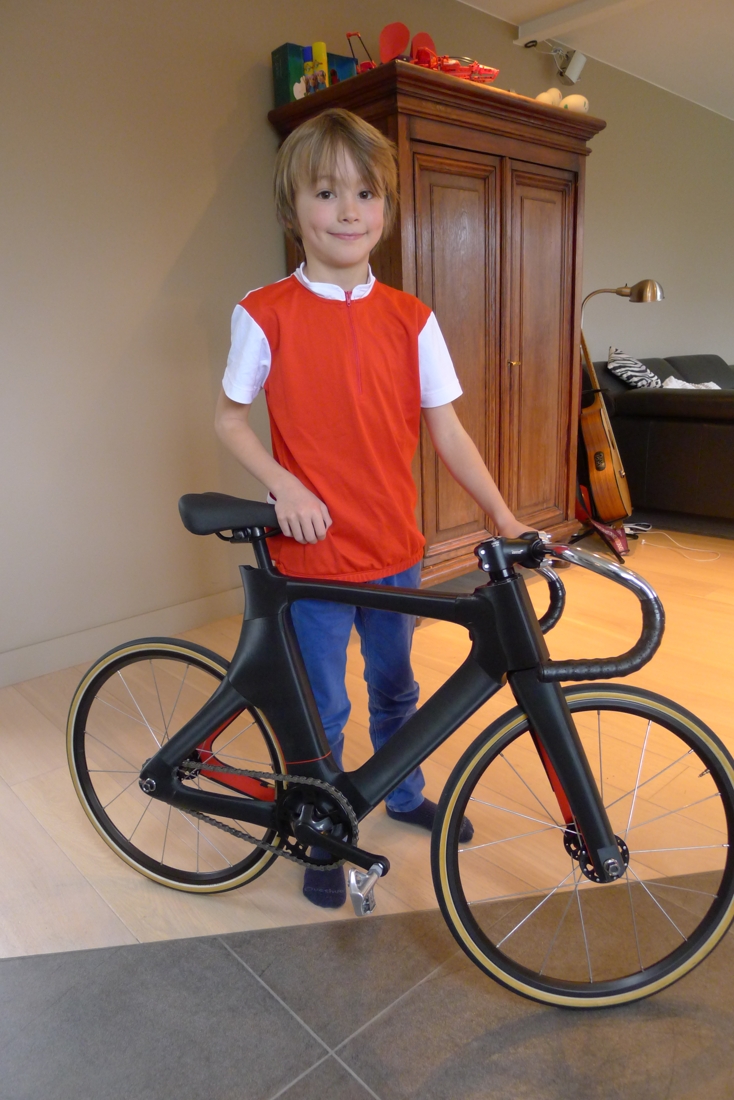 Menno (8) doet recordpoging op 3D-geprinte fiets ...