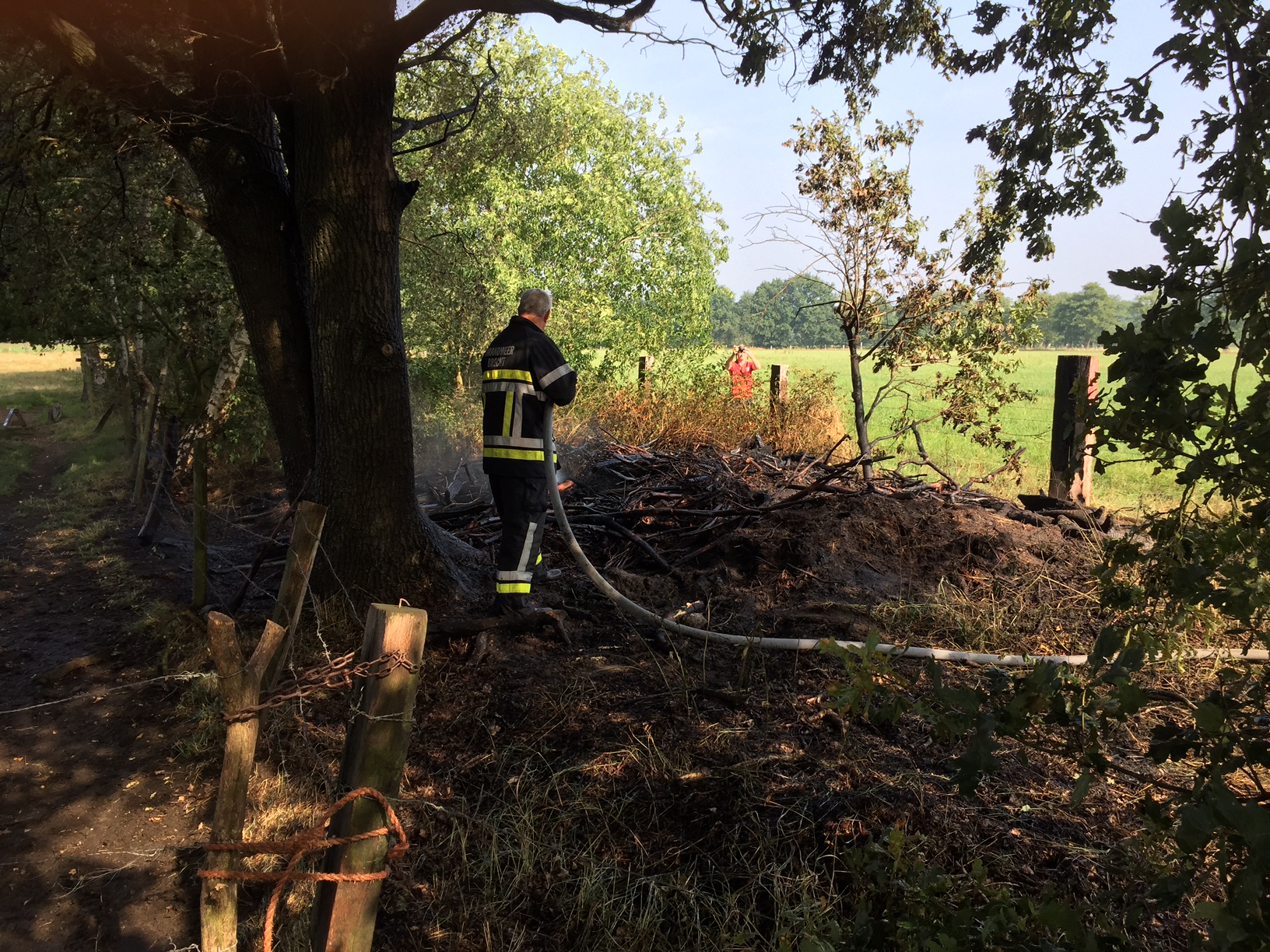 Stapel hout en groen afval vat vuur (Brecht) Het Nieuwsblad