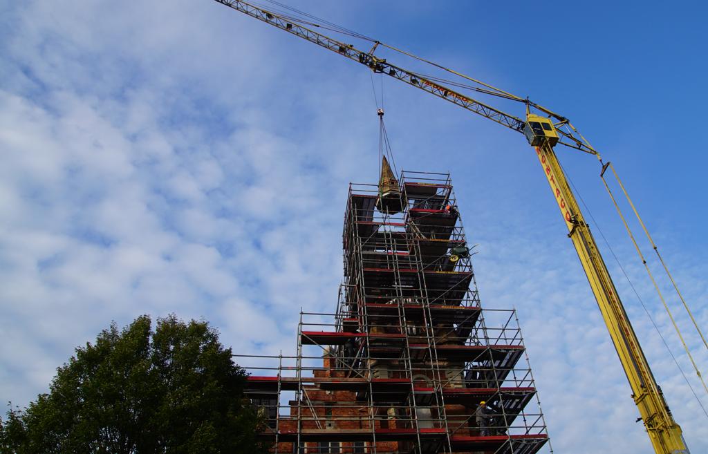 Oudgemeentehuis heeft tijdelijk geen torenspits meer (Balen) Het