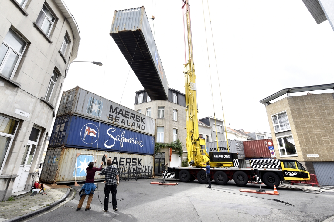 Muur van containers voor opnames reeks 'Cordon' Nieuwsblad Mobile