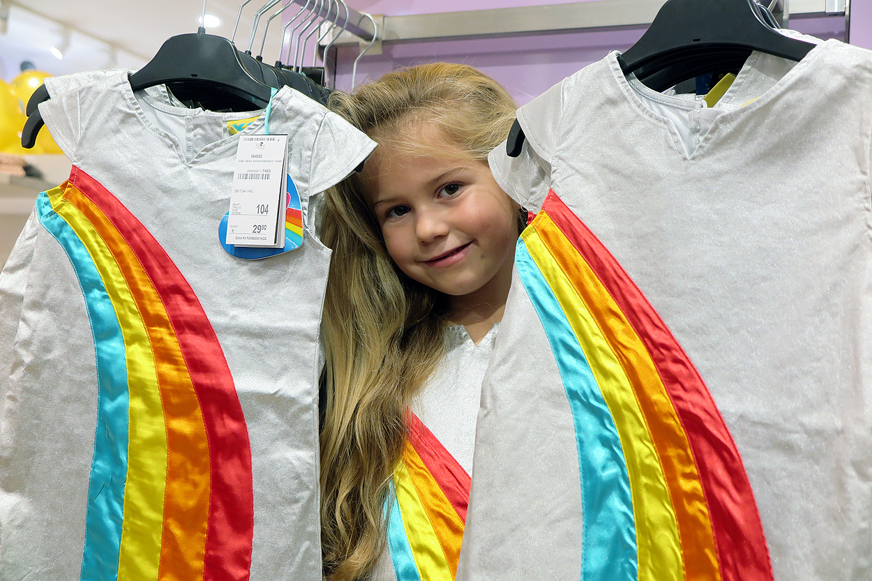 Jenna is één van de eerste met regenboogjurkje van (Lochristi) | Nieuwsblad Mobile