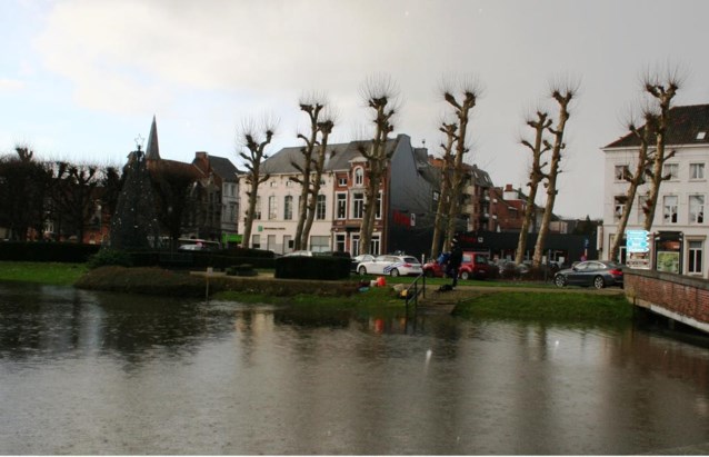 Heraanleg Markt Noord met houten terras en picknickbanken (Lokeren