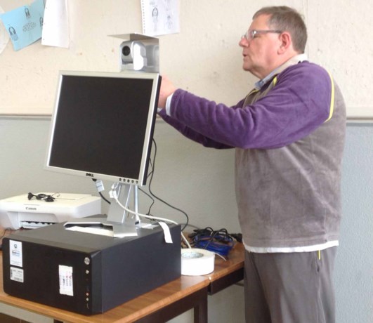 François (58) installeert computer en camera in klas in zijn... (Arendonk) - Het Nieuwsblad