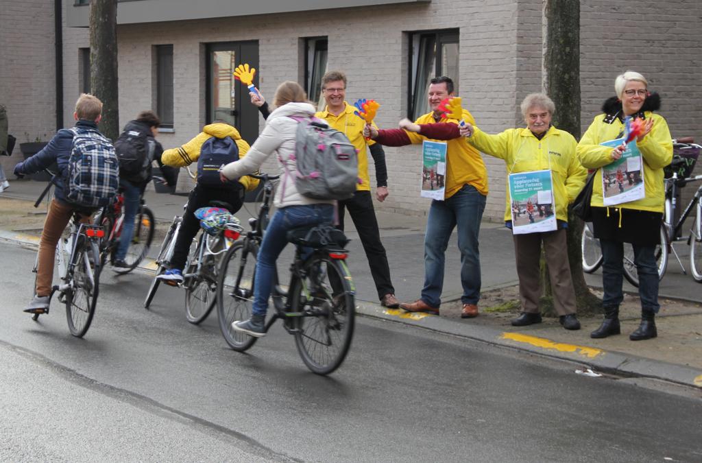 Applausje en aanmoediging voor fietsers (Zelzate) - Het ...