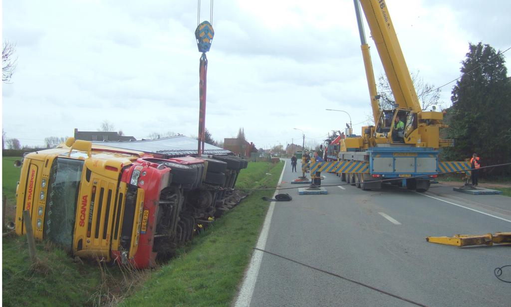 Vrachtwagen Wijkt Uit En Belandt In Gracht (OE) - Het Nieuwsblad