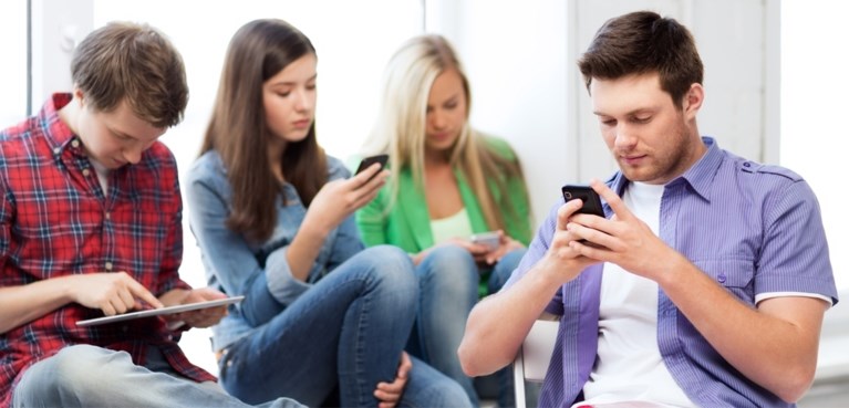 Onderzoek nuanceert: “Jongeren zijn niet verslaafd aan sexting of sociale media”