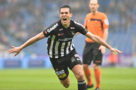 Karelis schiet Genk met hattrick alsnog naar Europa League