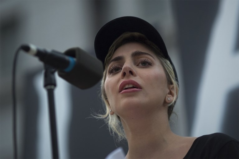 Lady Gaga barst in tranen uit tijdens speech