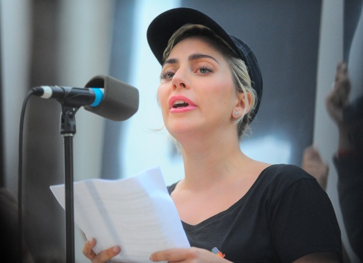 Lady Gaga barst in tranen uit tijdens speech