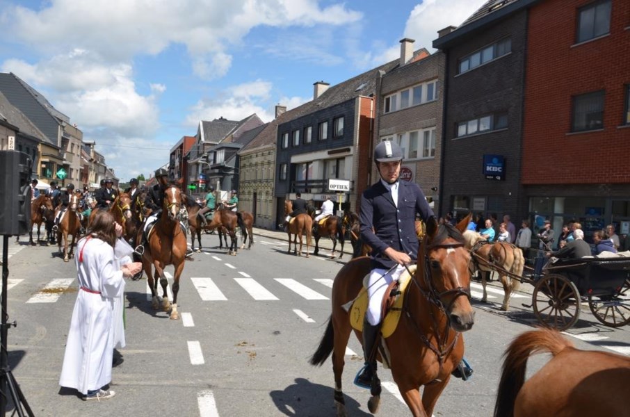 FOTO. Willy Naessens en Marie-Jeanne op ruiterommegang ...