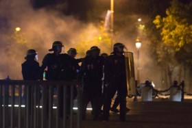 Franse jongeren vergallen feest op Champs-Elysées na winst tegen Duitsland