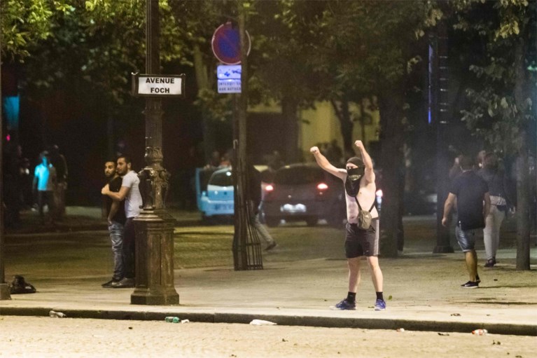 Franse jongeren vergallen feest op Champs-Elysées na winst tegen Duitsland