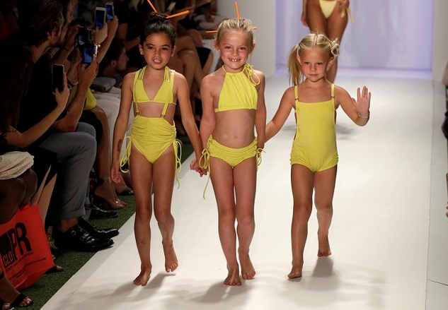 Neem de telefoon op helikopter Lastig Jonge meisjes in bikini op catwalk veroorzaken controverse | Het Nieuwsblad  Mobile