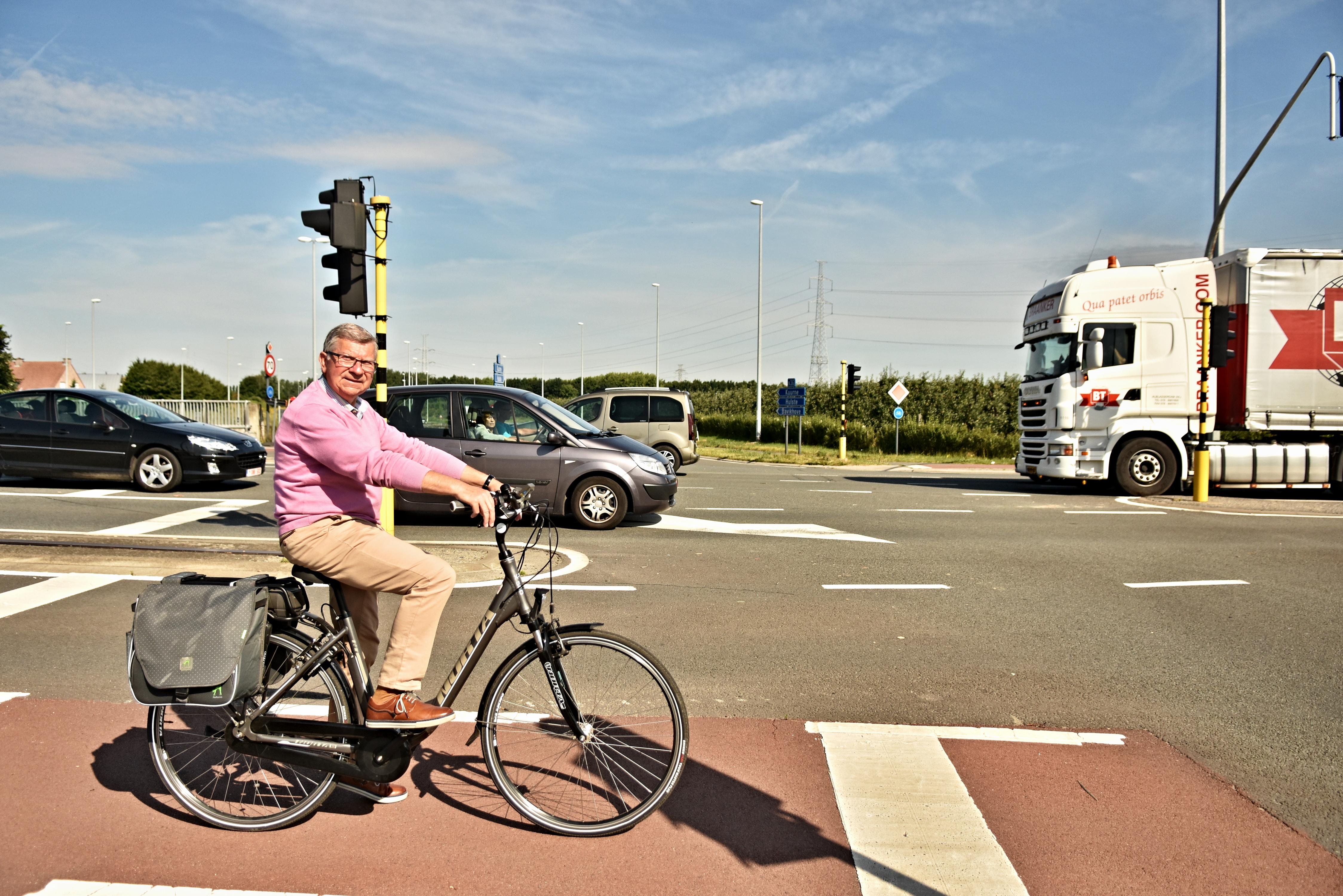 Deze steenweg oversteken met fiets is bijna onmogelijk (Harelbeke) | Het  Nieuwsblad Mobile