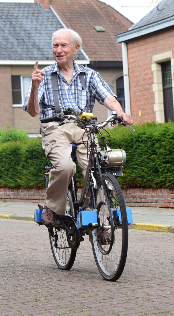 Stadion Zwijgend Voorlopige Louis fietst al 16 jaar met motor van wasmachine (Kasterlee) | Het  Nieuwsblad Mobile