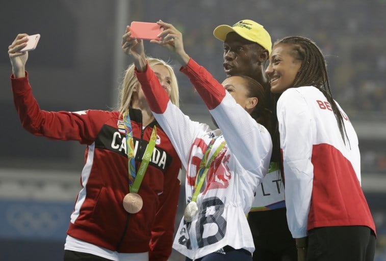 Gouden Thiam scoort een selfie met Bolt na medailleceremonie