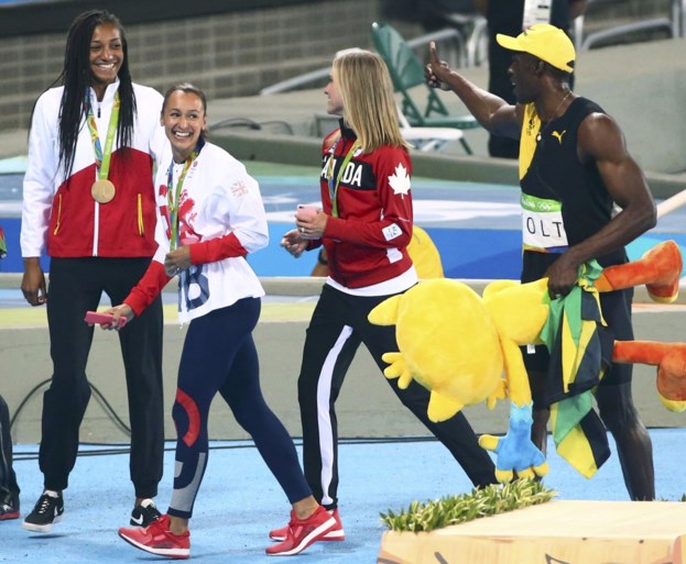 Gouden Thiam scoort een selfie met Bolt na medailleceremonie